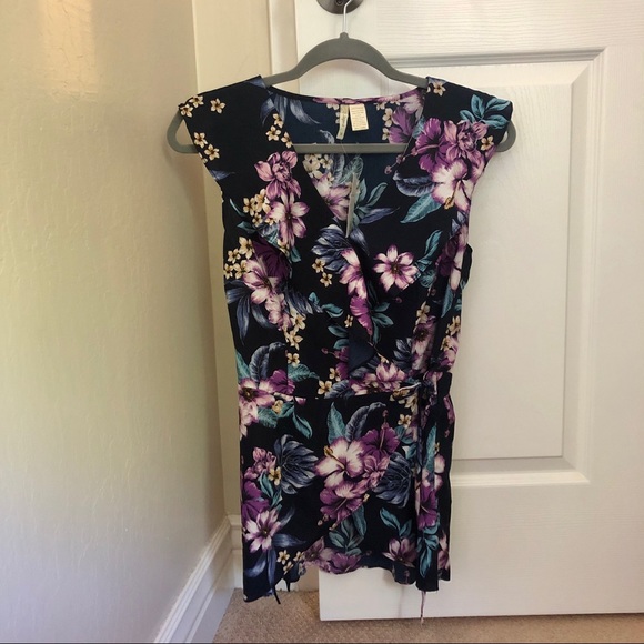 NWT✨ Floral Ruffle Peplum Wrap Top - Picture 6 of 9